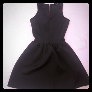 ✨TREND ✨ {NWT} Black 👗 Dress /Pockets